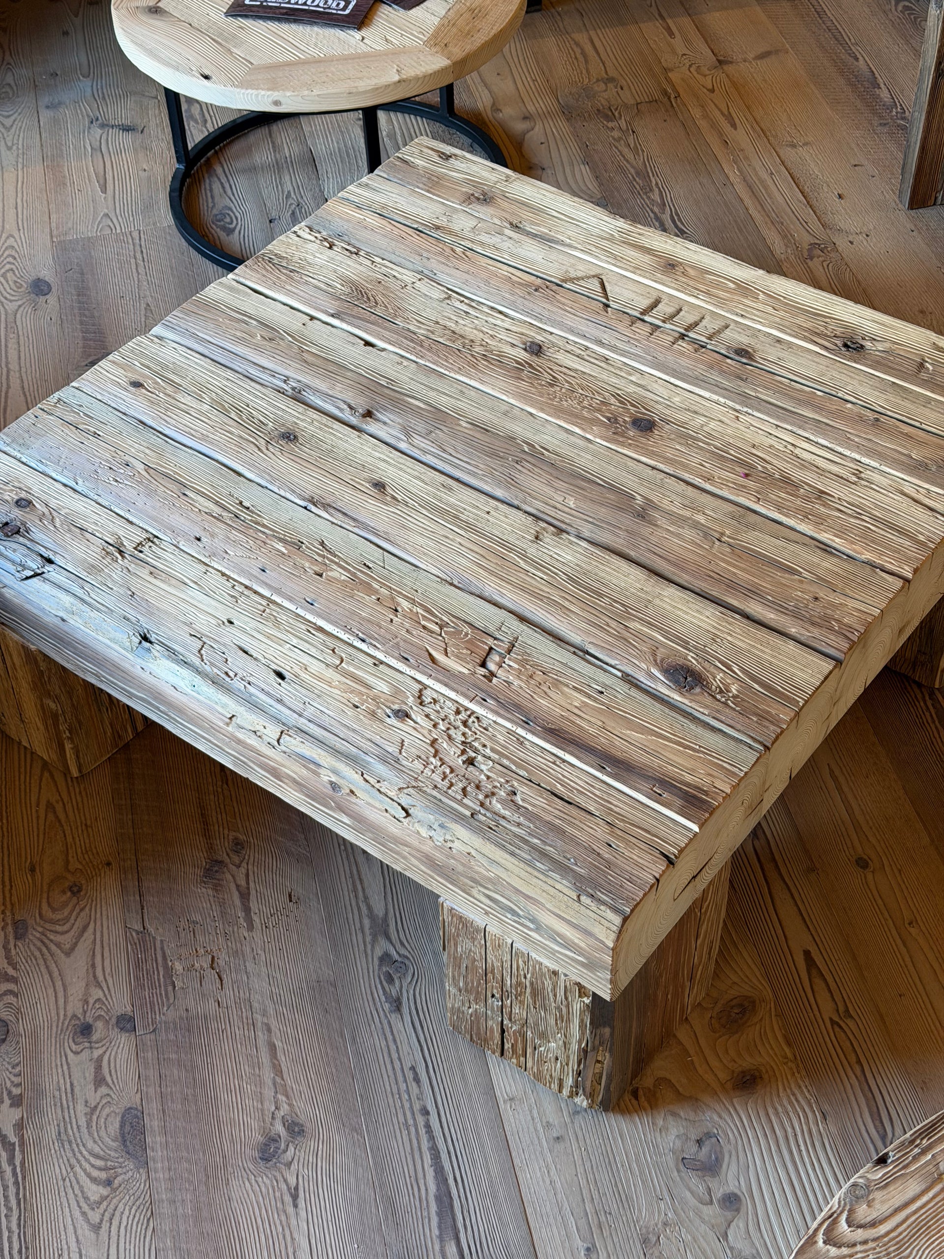 Mesa baja en vigas de pino recuperado